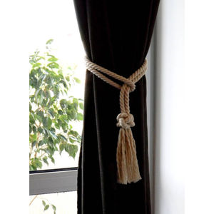 Nouveau design élégant pour rideau, conçu pour offrir un soutien élégant et des accents décoratifs faits à la main pour n'importe quelle fenêtre - Product Image 1