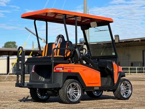 Vendemos el mejor carrito de golf eléctrico Beyond de 4 asientos, color naranja y negro, vehículo utilitario con ruedas cromadas y techo. - Product Image 2