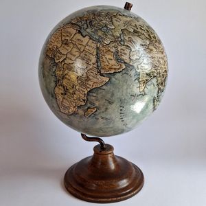Globo de madera de primera calidad con superficie redonda lisa y diseño tradicional de mapa del mundo para una colocación atemporal de escritorio o estante - Product Image 2