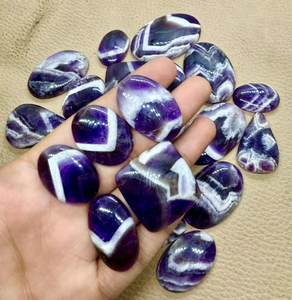 อัญมณีขัดอเมทิสต์ทรงหลังเบี้ยจากธรรมชาติมีหลายรูปทรงและขนาดขายส่งมากสำหรับการทำเครื่องประดับ - Product Image 4