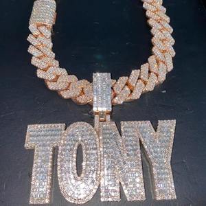 ¡Colgante con inicial de diamante exquisito de la mejor calidad, colgante con nombre personalizado con estilo clásico para ocasiones especiales a la venta! - Product Image 3