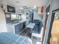 Caravane de voyage tout-terrain en aluminium, maison mobile, camping-car avec panneau solaire et rangement sur le toit pour le camping