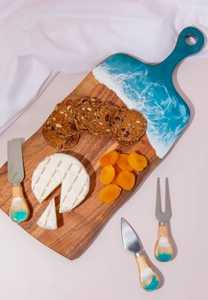 Les planches présentées sont des planches en résine époxy et des planches à charcuterie en bois massif avec incrustations de résine. Ces produits sont fabriqués à la main. - Product Image 2