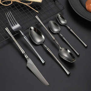 Elegante juego de cubiertos dorados de primera calidad, fabricado con acero inoxidable duradero, adecuado para las comidas diarias. - Product Image 2