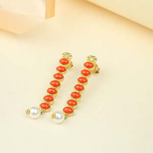 Boucles d'oreilles pendantes Anokhi en or avec perles de corail en cascade - Product Image 3