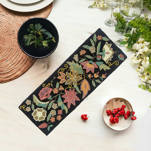 Camino de Mesa Bordado Personalizado de 36 Pulgadas con Cuentas de Vidrio, Decoración de Mesa para Bodas - Product Image 1