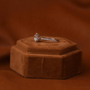 Anillo de compromiso de diamante cultivado en laboratorio con ajuste de pavé de moda Certificado de chapado en oro sólido de 18KT Regalo de acento de diamante certificado IGI - Product Image 2