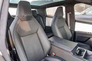 Serie Foundation 2024, 600 hp, Motor Dual, Tracción en las Cuatro Ruedas, Exoesqueleto de Acero Inoxidable, Volante a la Izquierda, Cuero, Edición Limitada - Product Image 3