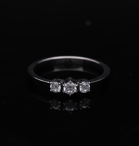 Anillo de mujer de diamante natural chapado en rodio de oro de 14 quilates con tres diamantes redondos brillantes Ajuste clásico de tres puntas de piedra - Product Image 4