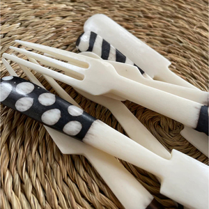 Ensemble de couverts entièrement en os avec poignée noire et design élégant, parfait pour les repas de table de mariage et la cuisine. - Product Image 3