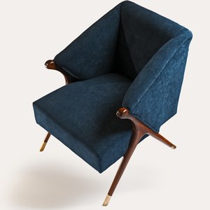 Silla decorativa inspirada en mediados de siglo, terciopelo azul marino con brazos lisos con acabado de nogal, pieza única para interiores con estilo - Product Image 2