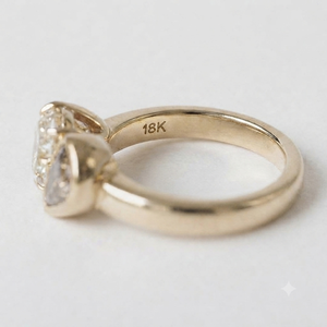 Anillo de compromiso clásico de oro amarillo de 18 quilates para mujer con diamantes cultivados en laboratorio con corte pera y corte cojín, certificado IGI, estilo Toi et Moi - Product Image 2
