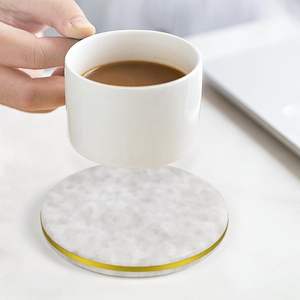 Ensemble de 4 sous-verres classiques en céramique blanche avec anneau en laiton doré, réutilisables et écologiques - Product Image 6