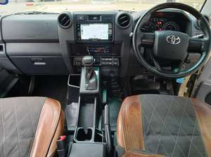 Toyota Land Cruiser Pickup 4x4 Doble Cabina 2024, Seminuevo, con Asientos de Cuero y Cámara Trasera - Product Image 6