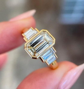 Anillo de Compromiso de Cinco Piedras con Corte Esmeralda y Corte Baguette, Anillo de Moissanita con Piedras Laterales, Plata de Ley 925 con Engaste de Bisel, Anillo de Regalo de Compromiso - Product Image 2