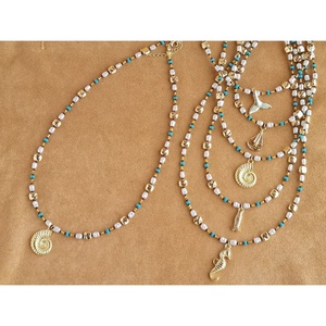 Collier de perles sur le thème de l'océan avec placage or, pendentifs et breloques élégants et tendance pour la revente - Product Image 2