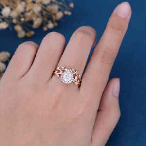 Bague de fiançailles vintage en moissanite de laboratoire taille princesse avec halo en forme de feuille en or massif 14 carats - Product Image 3