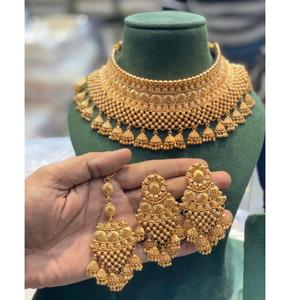 Ensemble de collier plaqué or de qualité supérieure et élégant, avec boucles d'oreilles et tikka, pour les mariages et les festivals, collection pour femmes - Product Image 1