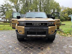 Nuovo Toyota Land Cruiser J300 SUV 5 Posti, Trasmissione Automatica, Fari LED, Pneumatici R17, Potenza 151 kW (205 CV), Euro VI, Posteriore - Product Image 2