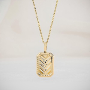 Collar con colgante de diamantes, bisel de diamantes redondos naturales, patrón de diseñador grabado rectangular dorado, oro amarillo sólido de 14K, Social - Product Image 3
