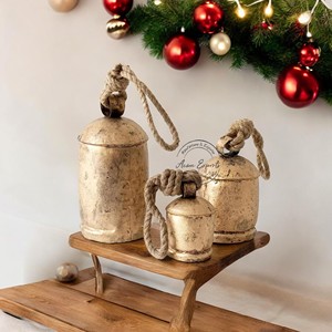 Ensemble de cloches suspendues en laiton vintage avec accent de corde, parfaites pour la décoration de vacances, la cheminée et le charme festif. - Product Image 4