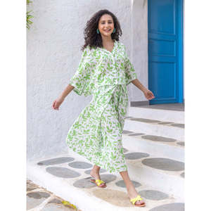Ensemble deux pièces bohème sans col pour femme, motif floral, avec poncho à col en V et pantalon palazzo ample mi-mollet, coupe décontractée, printemps-été - Product Image 1