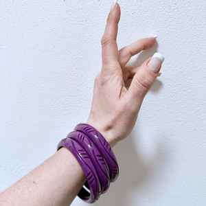 Brazaletes de resina hechos a mano con flores reales, partículas coloridas y tacto brillante para usar en todas las ocasiones - Product Image 5