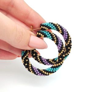 Boucles d'oreilles en perles de rocaille ornées de couleurs artisanales pour les fashionistas chics Boucles d'oreilles artistiques en perles ornées de motifs tribaux d'été - Product Image 6