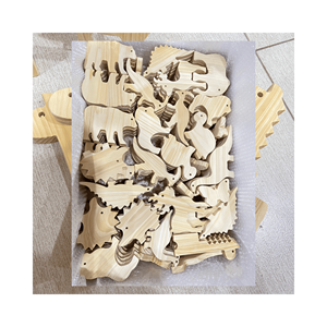 Figurines en bois de hêtre avec peinture à base d'eau pour jeu de simulation Montessori et décor de pépinière fabriqués à la main au Vietnam - Product Image 1