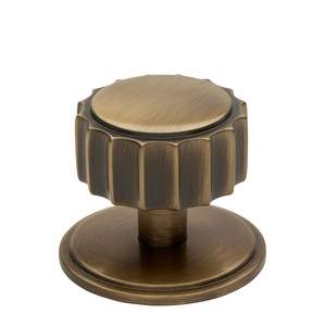 Bouton d'armoire hexagonal Vesper Design strié cannelé avec base circulaire pour hôtel de style européen Villa & Mall Armoires et tiroirs - Product Image 1