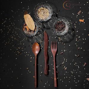 Ensemble de couverts en bois rustique, finition naturelle, réutilisable, vaisselle éco-responsable - Product Image 1