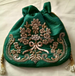 Mehndi Sangeet Cadeaux Velours Potli Sacs Poignée Perlée Indien Punjabi Mariage Faveurs Ethniques Cadeaux De Demoiselle D'honneur par LUXE ARTISANAT - Product Image 3