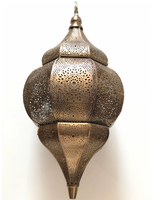 Lanterne marocaine artisanale exquise Design en métal complexe Panneaux de verre vibrants pour l'éclairage ambiant pour la décoration intérieure de Noël