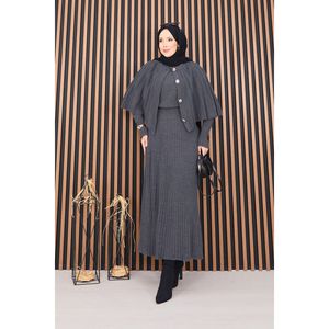 Ensemble deux pièces décontracté gris avec cape boutonnée et robe en maille, style hijab, avec caractéristiques formelles musulmanes - Product Image 3