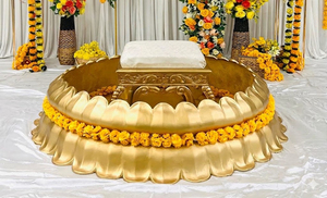 Escenario para la Ceremonia Haldi del Sur de Asia con Decoración Tradicional, Accesorios Vintage Modernos de Fibra de Vidrio, para Rituales Indios al Aire Libre, Configuración para Haldi en EE. UU. - Product Image 5