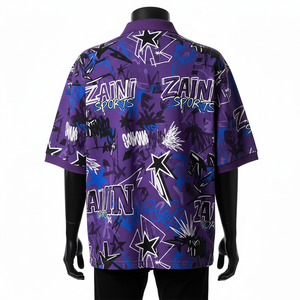 Camiseta polo para hombre de algodón y poliéster piqué premium de 200 GSM, color morado, con estampado gráfico sublimado en toda la prenda y logotipo personalizado. - Product Image 3