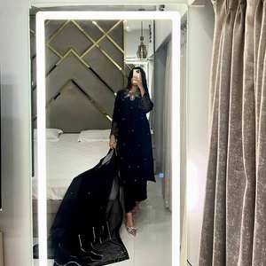 Conjunto de ropa de fiesta bordada Kurta de seda de diseñador para mujer - Product Image 1