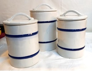 Ensemble de 3 pots de rangement en céramique avec couvercles, récipients hermétiques et adaptés aux aliments, organisateur de cuisine durable, rangement classique pour comptoir - Product Image 1