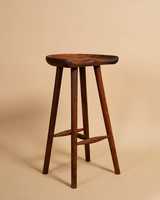 Tabouret de bar moderne en bois avec siège incurvé ergonomique et design robuste à quatre pieds, parfait pour la cuisine, le comptoir et la salle à manger.