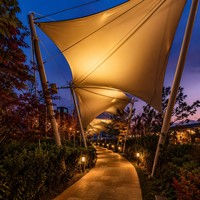 Auvent de passerelle moderne en membrane PTFE PVDF, abri solaire commercial pour centre commercial