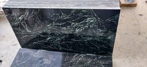 กระเบื้องแผ่นหินอ่อนสีเขียวแมงมุมที่ทันสมัยพื้นหินแกรนิตพอร์ซเลนธรรมชาติขนาดใหญ่สำหรับห้องครัวในร่ม1ปีสำหรับวิลล่า - Product Image 2