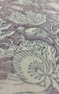 Tela de Algodón Estampada a Mano con Diseño Floral en Tono Malva Polvoriento, Diseño Botánico Indio Vintage - Product Image 3