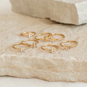 Anillos de alfabeto inicial chapados en oro de 18 quilates personalizables para mujer, Joyería de diamantes delicada personalizada con tamaño ajustable - Product Image 1