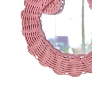 Miroir suspendu en rotin naturel en forme de nœud rose — Décoration de chambre idéale pour les enfants et pour la décoration en rotin. - Product Image 2