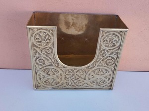 Étui à mouchoirs en laiton fabriqué à la main de conception unique, durable et décoratif pour un usage quotidien, disponible à prix d'exportation depuis l'Inde - Product Image 2