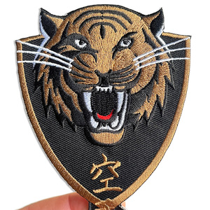 Patch Ricamate Morbide con Logo 3D in Rilievo, Distintivi Personalizzati Colorati, Emblemi Tagliati al Laser, Ecologici con Stampa Serigrafica - Product Image 1