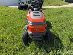 รถแทรกเตอร์ตัดหญ้า Husqvarna TC 215T ขนาด 95 ซม. เครื่องยนต์ 15.9 แรงม้า แบบสองสูบ ระบบส่งกำลังไฮโดรสแตติก ถังเก็บหญ้าขนาด 300 ลิตร - Product Image 4