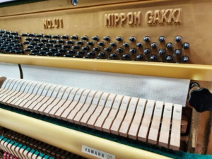 Piano Vertical Yamaha U1E Rosa Clásico, Importado de Japón, Artesanía Superior, Acabado Rosa de Alta Calidad, Rendimiento Suave - Product Image 5
