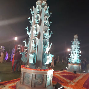 Soporte de Diya con Iluminación de Pavo Real para Entrada de Boda, Decoración de Escenario de Boda, OEM ODM Disponible en India - Product Image 1