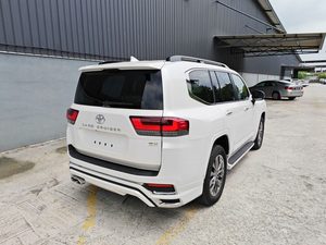 รถยนต์ SUV หรูหรา ZX 300 ซีรีส์ ปี 2022 2023 มือสอง สภาพดี พร้อมขาย เกียร์อัตโนมัติ ยาง R20 - Product Image 3
